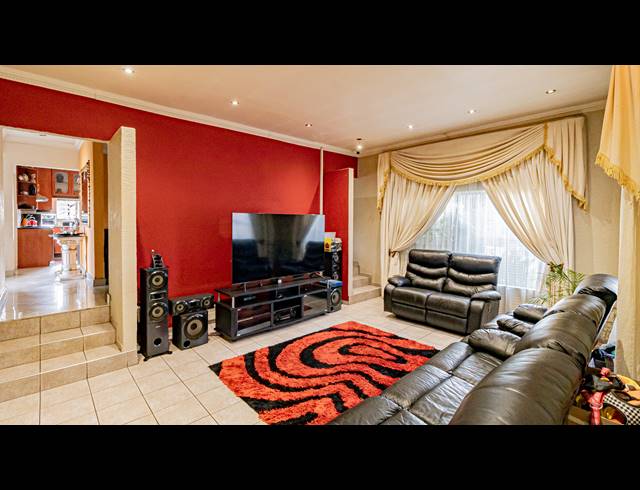 4 BEDROOM HOUSE FOR SALE IN MAYFIELD PARK